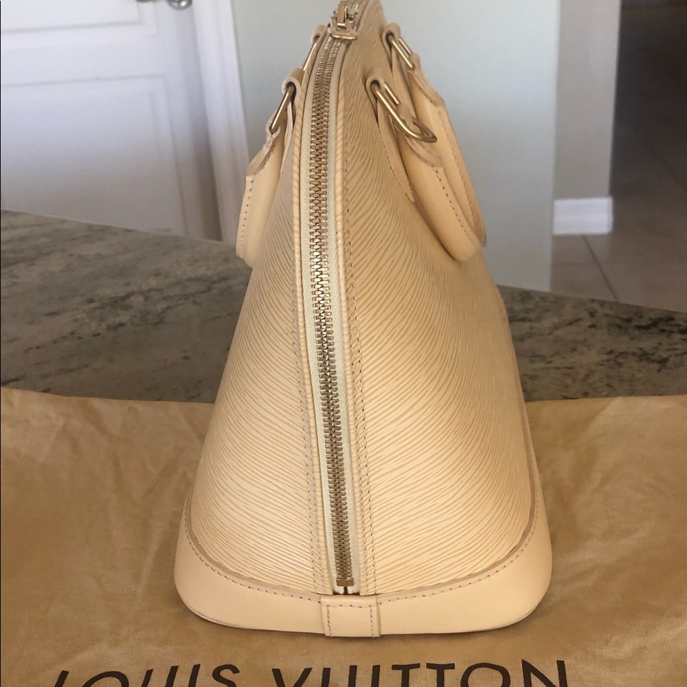 Authentic Louis Vuitton Creme Alma Leather Handbag - Picture 4 of 9
